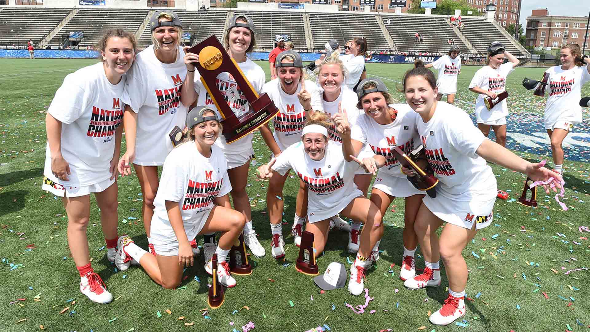 Nikki Sliwak ’20 with lacrosse team holding trophy